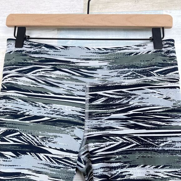 Zumba Capri Leggings Gray Black Print Mid Rise Dance Workout Gym Womens Small - Picture 2 of 7